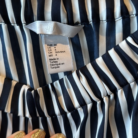 H&M Blouse Size 4 - Picture 2 of 5